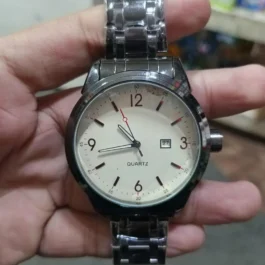 Classic Analog Wristwatch with Cream Dial & Stainless Steel Band